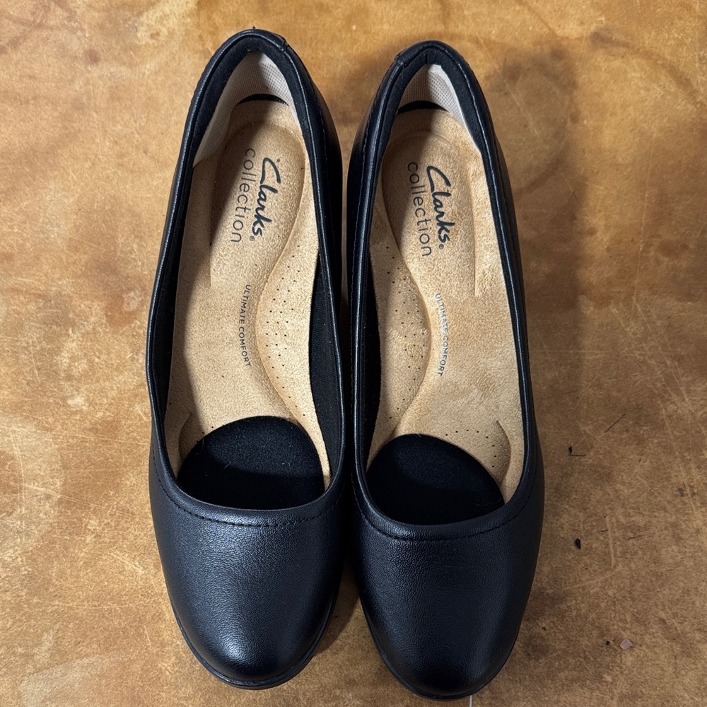 Clarks Women's Black Leather Flats - Picture 1 of 6